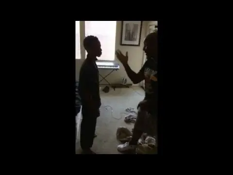 rapper cali stackz geeft zijn kleine broertje een keiharde klap omdat hij aan een vrouw heeft gezeten
