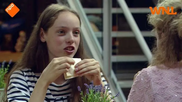 video experiment vrouw negeert haar zoontje volledig terwijl hij de boel sloopt