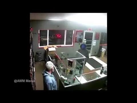 video vape winkel eigenaar jaagt overvaller rustig zijn winkel uit y8ee r3pzya