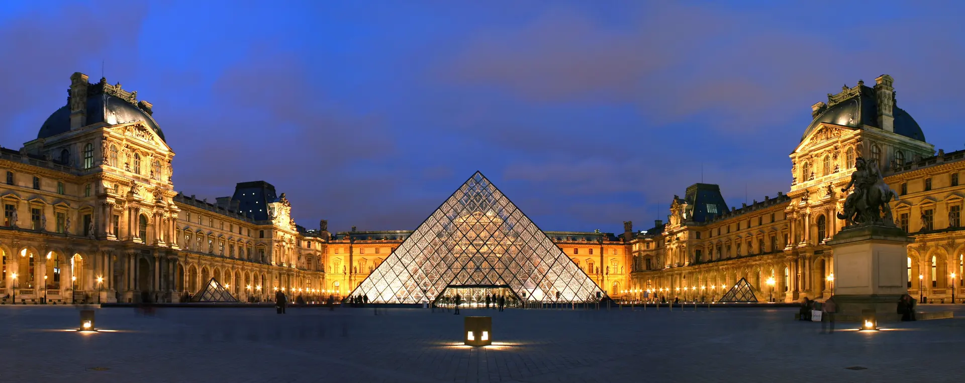 Louvre-Bannenhaff-mat-Pyramid--w