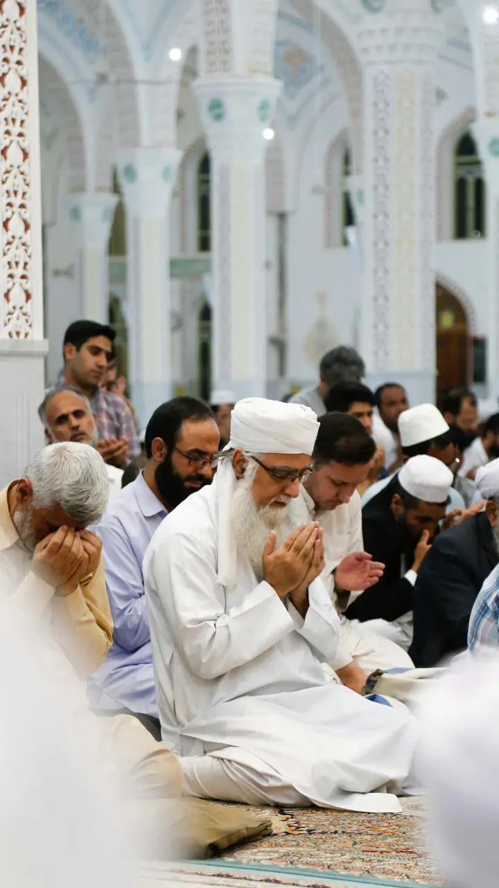 free-photo-of-men-praying-in-mosque