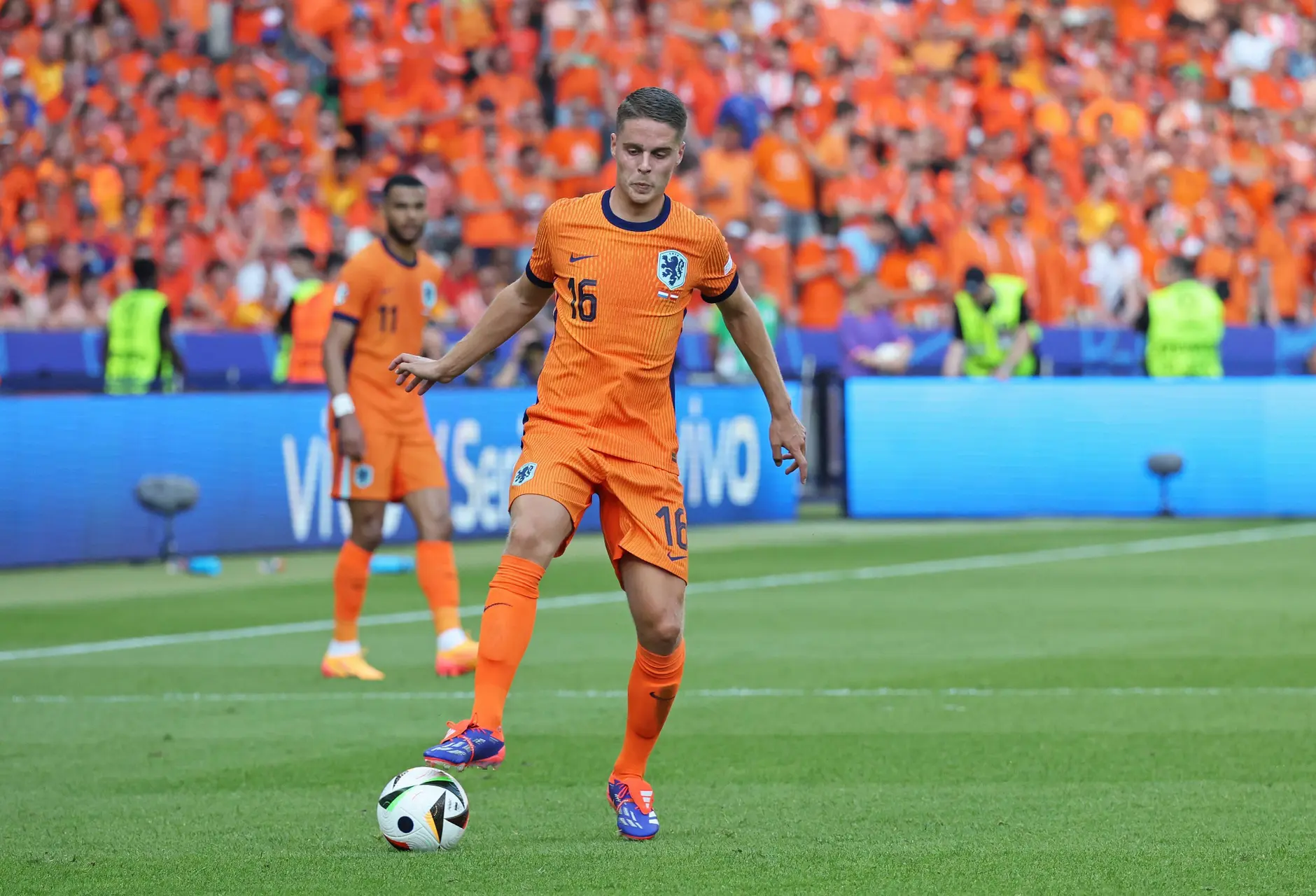 Joey Veerman in actie voor het Nederlands elftal