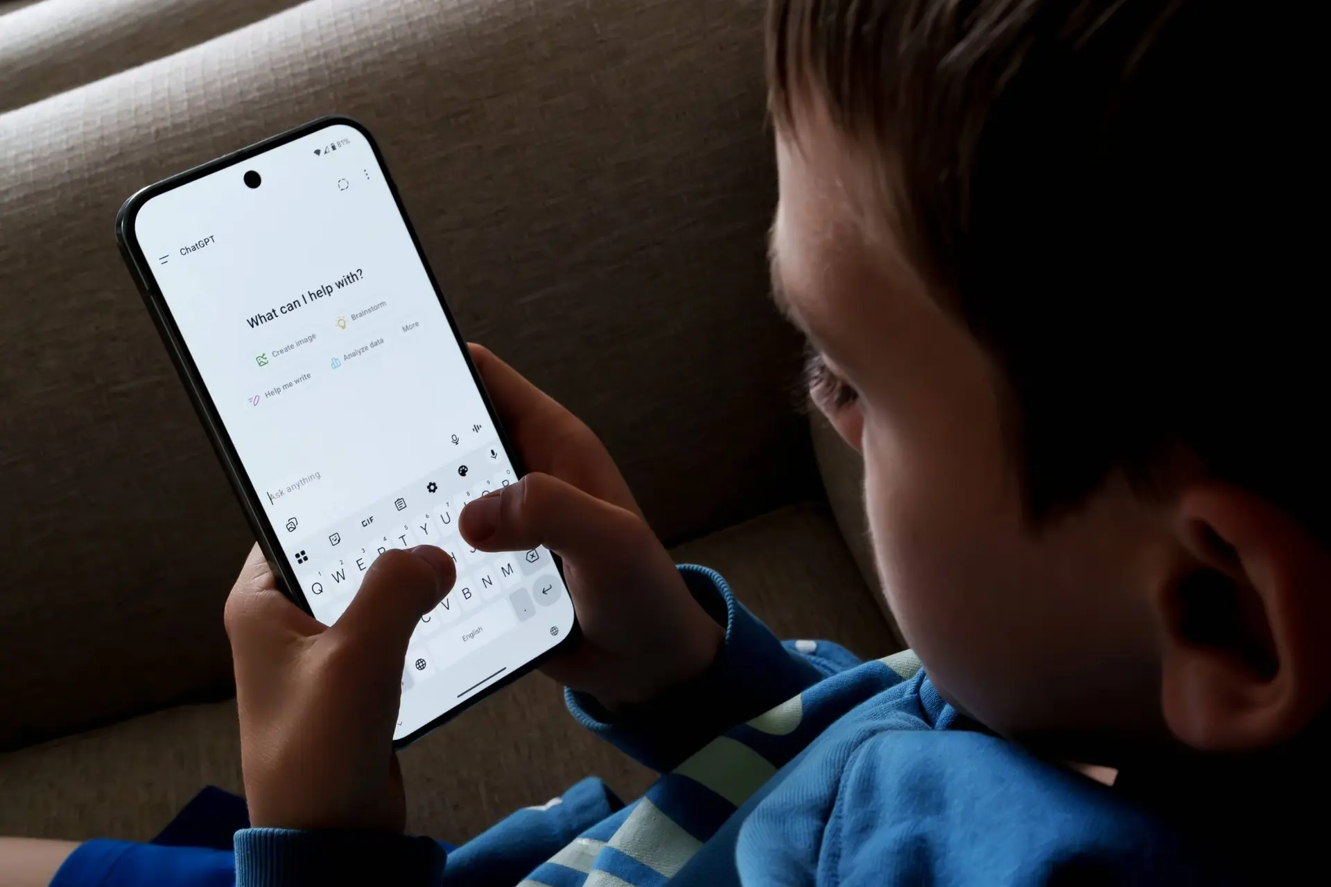 Kind met smartphone op social media