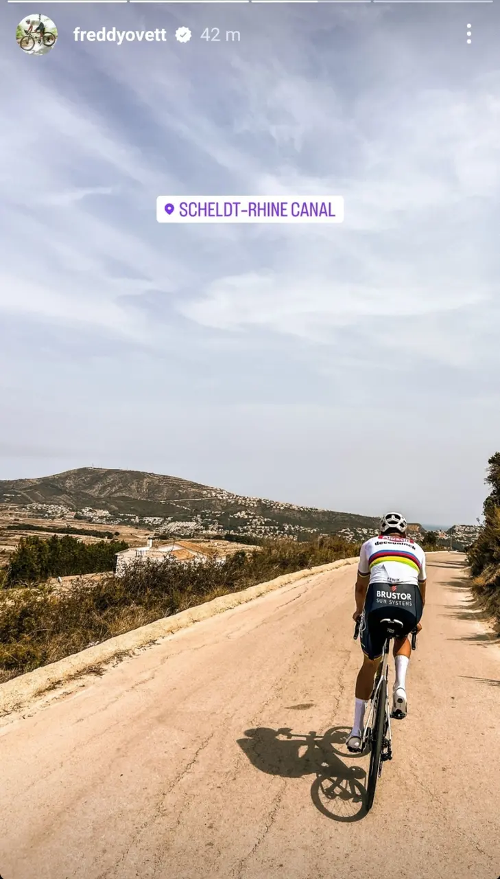 Instagram Bild Freddy Ovett Mathieu van der Poel auf Rad von hinten in Spanien<br>
