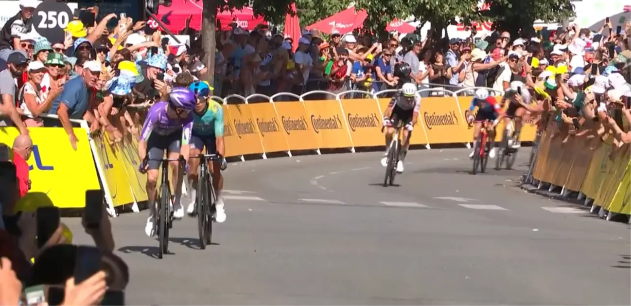 Mauro Schmid geht mit Harold Tejada in den Zielsprint
