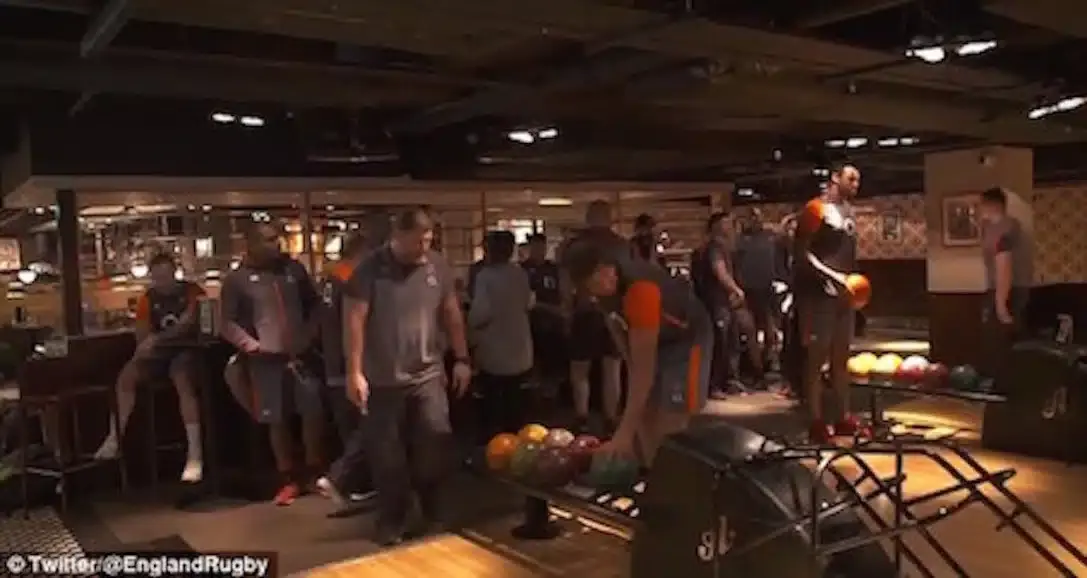 3d39546d00000578 4225614 england enjoyed a spot of squad bonding at the all star lanes bo a 4 1487118123137 3