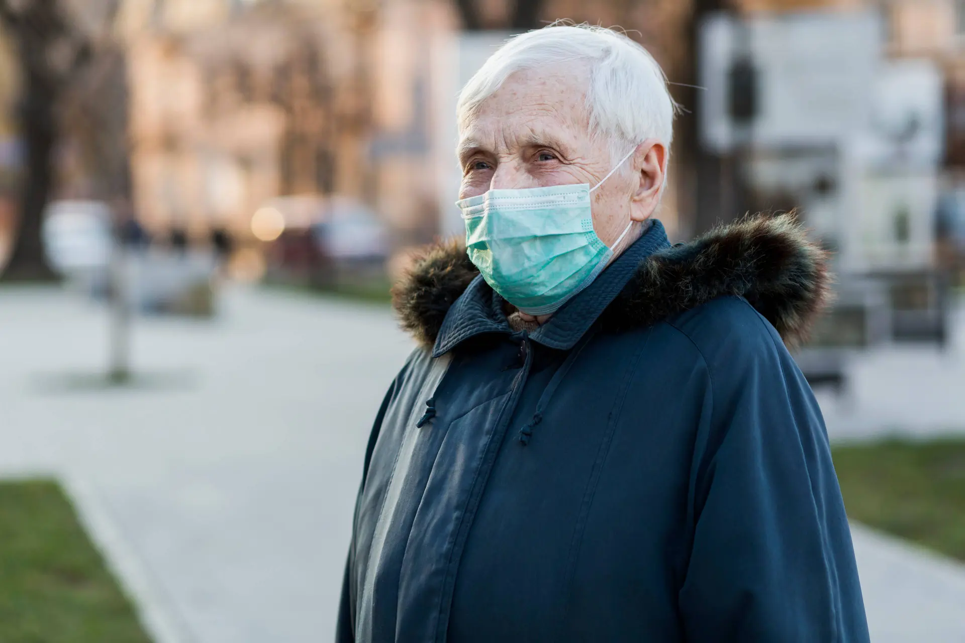 side-view-elder-woman-with-medical-mask-city