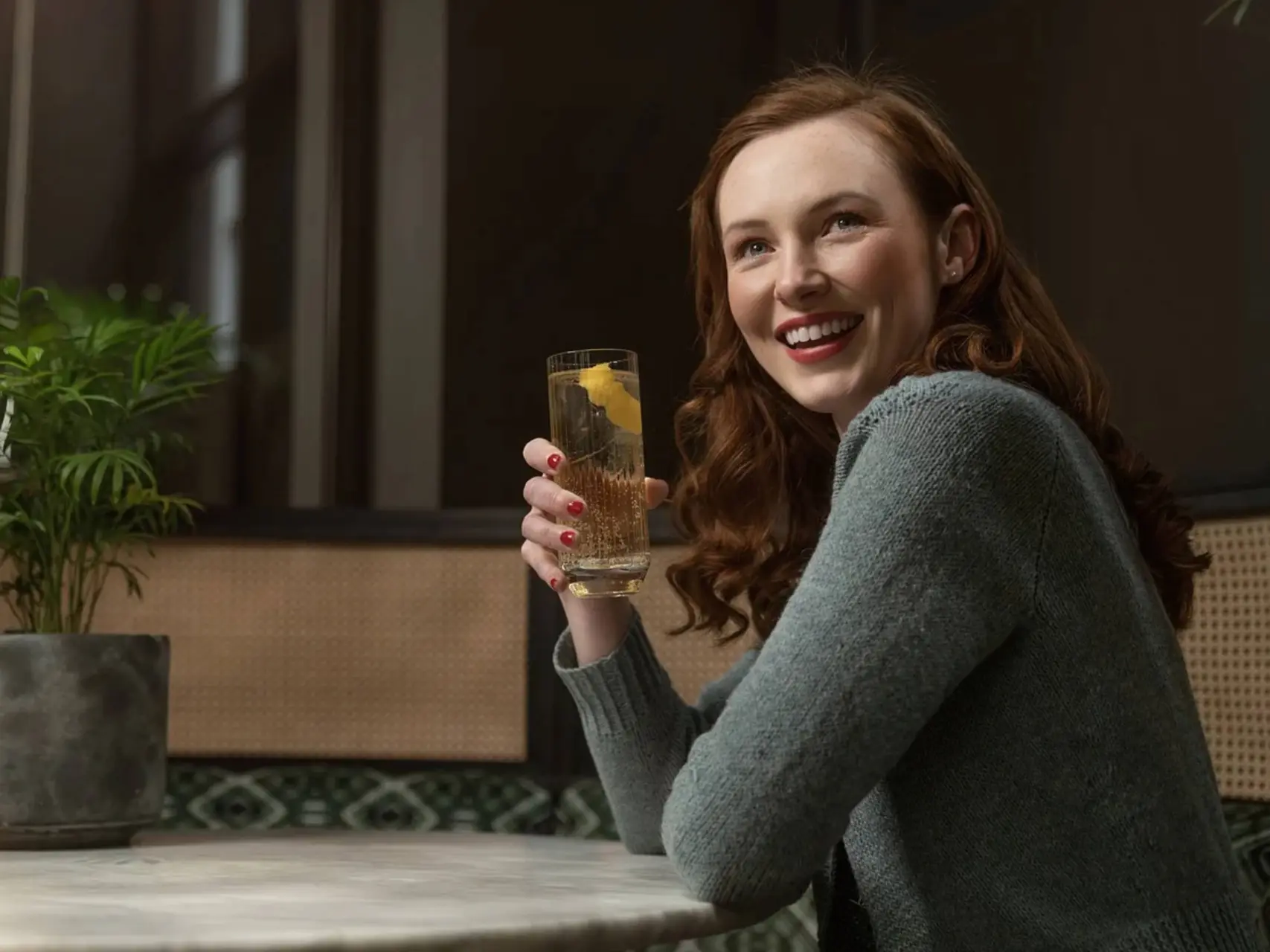 vrouw drinkt mocktail