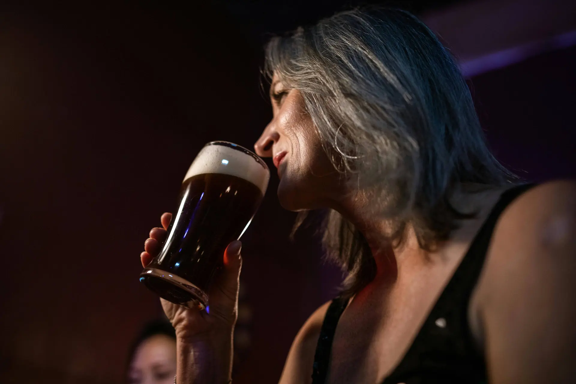 vrouw drinkt bier