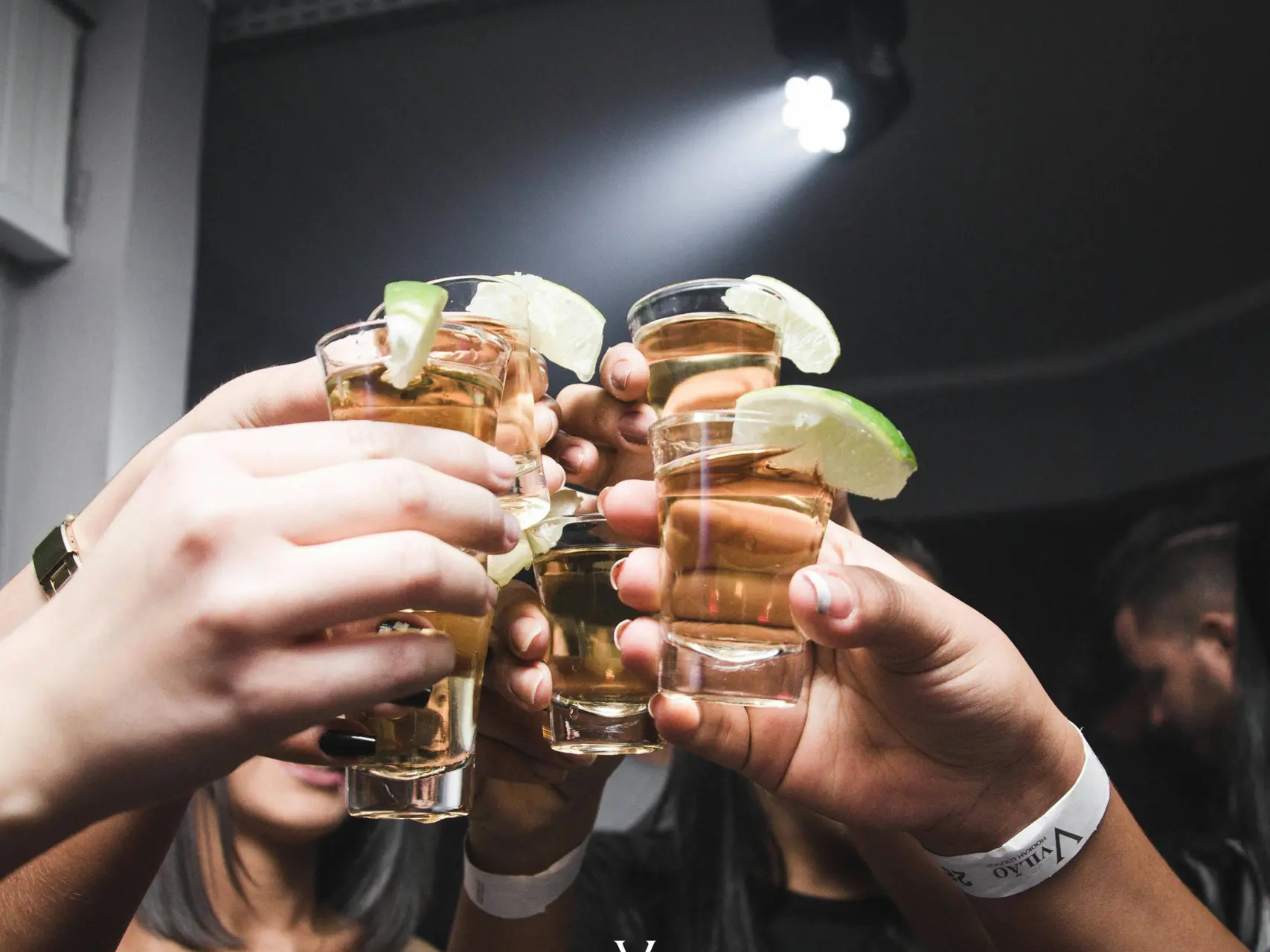 Menen die proosten met glazen alcohol