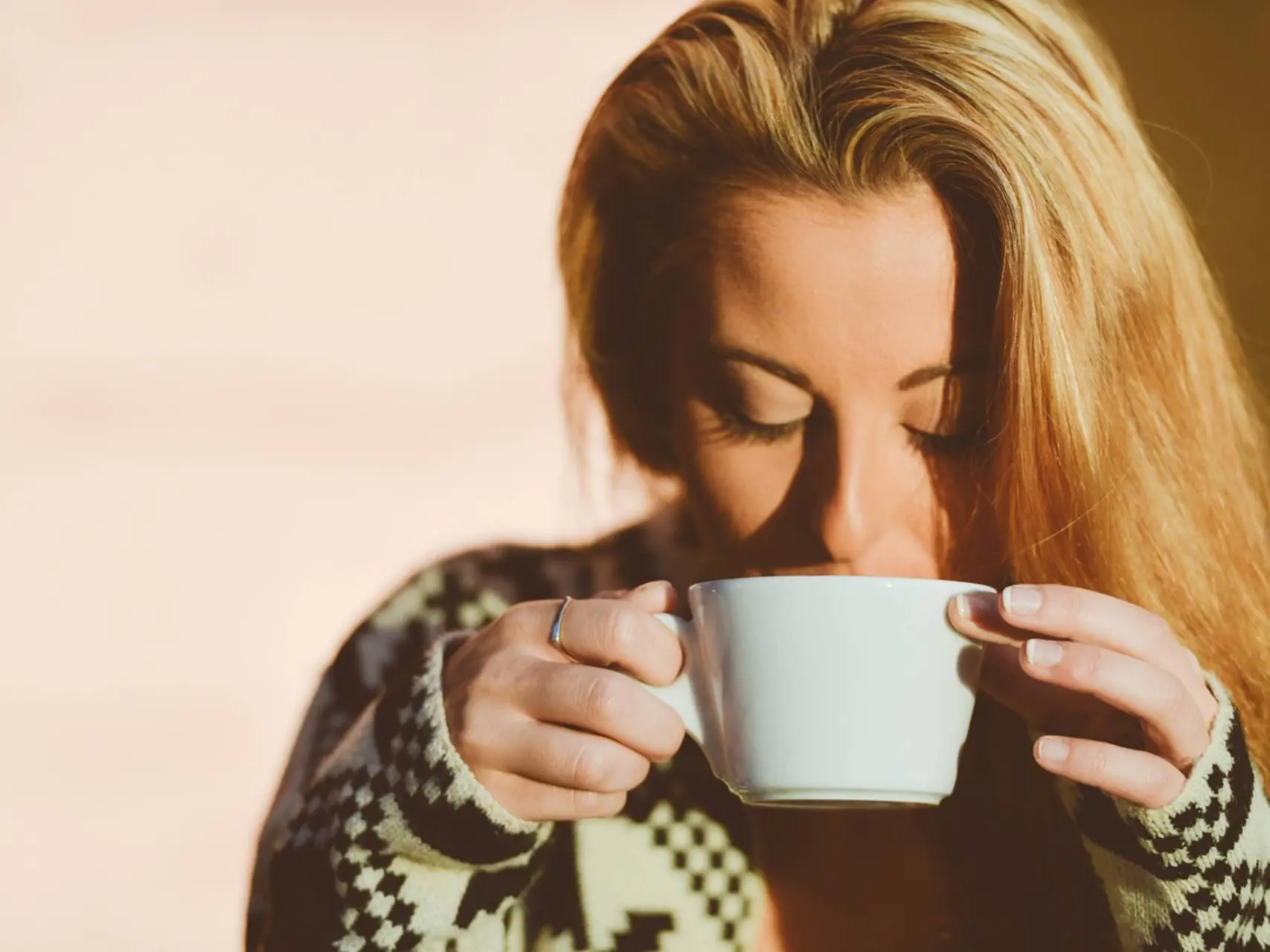 koffie blonde vrouw