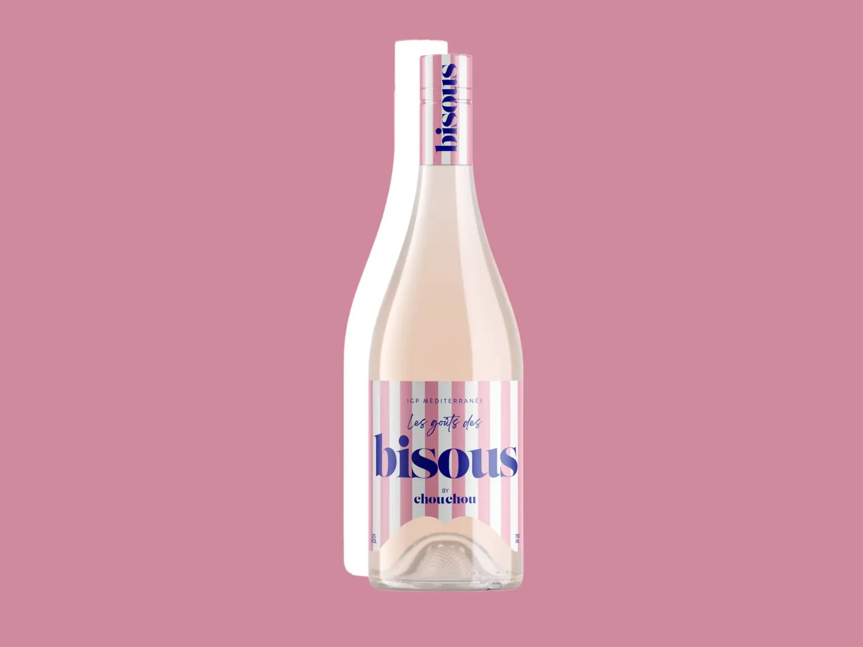 een fles Bisous Rosé tegen een roze achtergrond