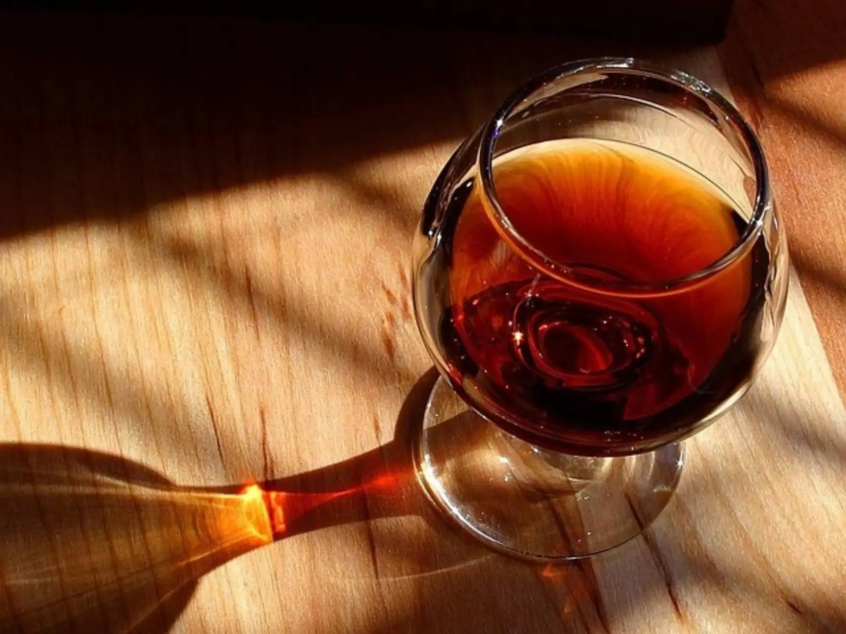 cognacglas op houtjpg