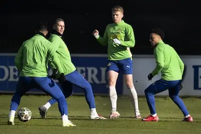 2025 02 18 15 05 42 eindhoven joey veerman van psv jerdy schouten sergini dest van psv van psv tijdens de training op trainingscomplex de herdgang in aanloop naar de champions league wedstrijd tegen juventus anp olaf kraak