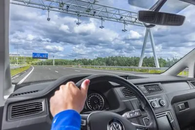 camera s boven de weg leggen het kenteken vast daarmee kan de tol automatisch worden betaald