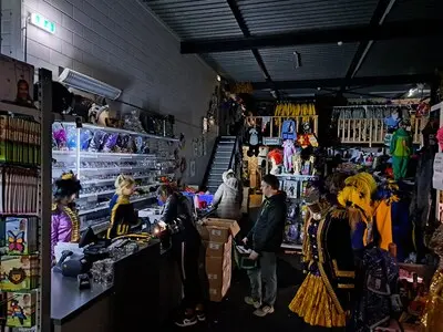 carnavalsshoppen in de duisternis bij de fop en feestwinkel in valkenswaard die woensdagmiddag door een stroomstoring werd getroffen even later moest iedereen het pand verlaten