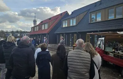 de bewoners krijgen de sleutel van hun huuwoning