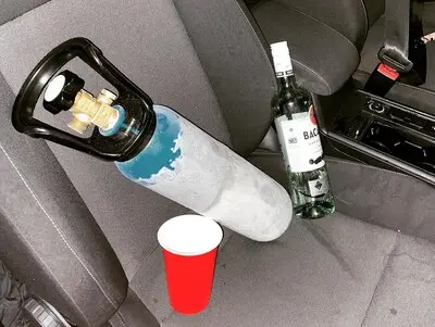 de medepassagier had de grote fles lachgas tussen haar benen niet zo slim aldus de politie
