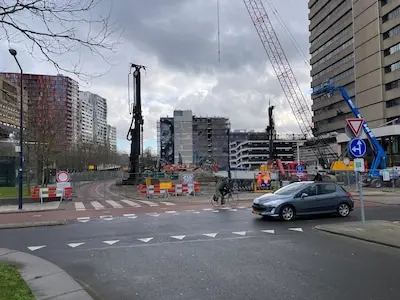 de toegangsweg naar de west kruiskade vanaf het station is afgesloten