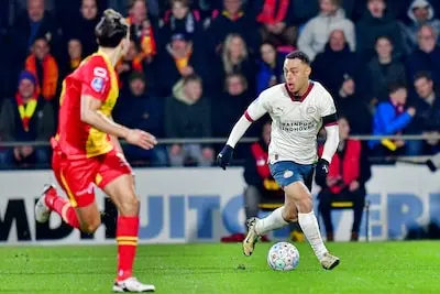 deventer stadium adelaarshorst 08 03 2024 season 2023 2024 dutch eredivisie football during the match go ahead eagles psv psv player sergino dest