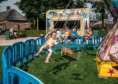 ed20230901 0005 oirschot ouderwetse kermis in buurtschap straten de wei bij buitengoed de bollen er is een zweefmolen spijkerbroek hangen brabantse kinderspelen een opdracht ed