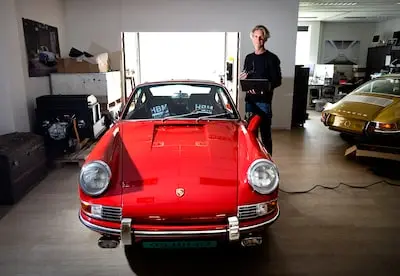 ed20230912 0008 helmond martijn van dijk van bedrijf voitures extravert op de automotiv campus dat porsches ombouwt naar elektrisch aangedreven ev een opdracht ed