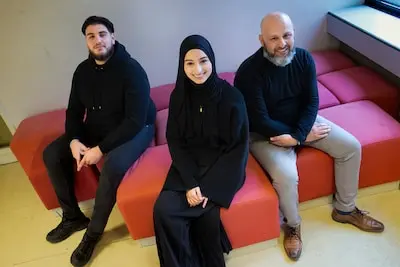ed20250212 0004 helmond mohamed yahia r en twee jongeren van we care helmond stellen voedselpakketten samen voor minderbedeelden in helmond tijdens de ramadan