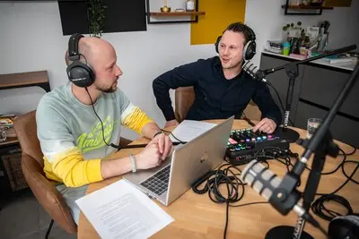 ed20250218 0051 aarle rixtel perry vermeulen en johan fietelaars l maken een podcast over het jaar 2000 een sentimentele reis door het eerste jaar van het nieuwe millennium