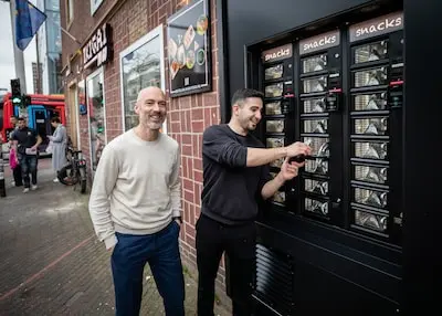ed20250225 0781 eindhoven bij ikigai to go openen ze een hete muur voor pokebowls en andere snacks op de foto eigenaar simon de wit l en erwin sohrab