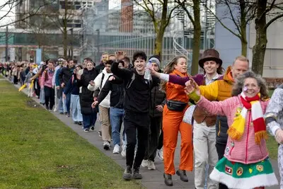 ed20250226 0951 eindhoven tu eindhoven gaat proberen wereld record langste polonaise neer te zetten ze verzamelen om 15 45 uur en het begint om 16 00 uur verzamelen is op het tu e campus terrein bij de vijver naast hoofdgebouw atlas
