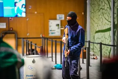 een gewapende overval was onderdeel van een grootschalige actie op eindhoven airport