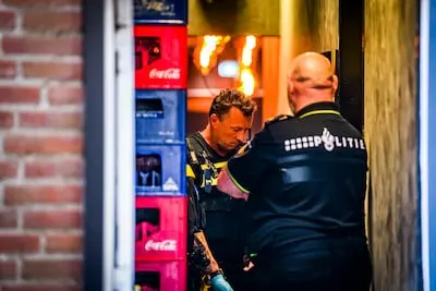 een horecazaak is doorzocht op de kruisstraat in eindhoven nadat daar een bestelbus parkeerde met vermoedelijke grondstoffen voor drugs