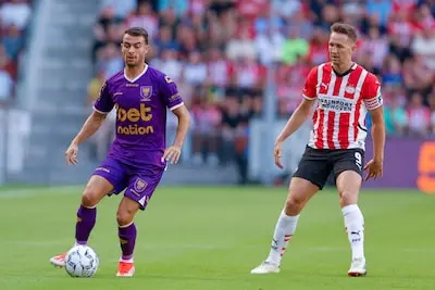 eindhoven philips stadium 01 09 2024 season 2024 2025 dutch eredivisie during the match psv go ahead eagles final result 3 0 ga eagles player enric llansana psv player luuk de jong
