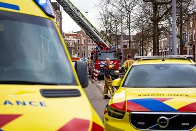het slachtoffer moest met de hoogwerker van de brandweer uit het pand gehaald worden