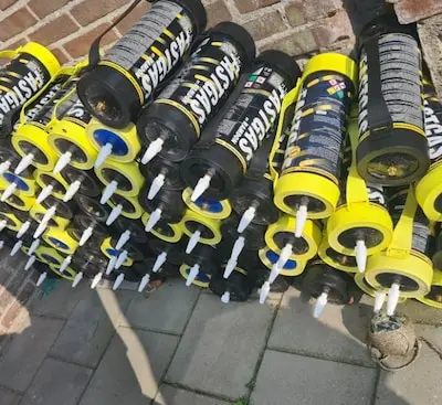 in de woning lagen tientallen flessen lachgas