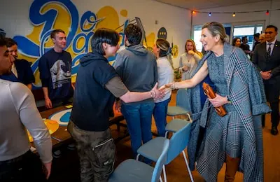 koningin maxima op bezoek bij jongerenorganisatie netwerk nieuw rotterdam op rotterdam zuid in het clubhuis komen jongeren samen en werken zij aan het opbouwen van een sociaal netwerk foto frank de roo