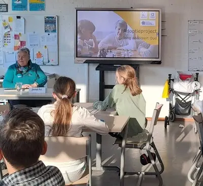 leerlingen van basisschool de kiezel in best kregen uitleg over dementie en alzheimer voor het project jong adopteert oud