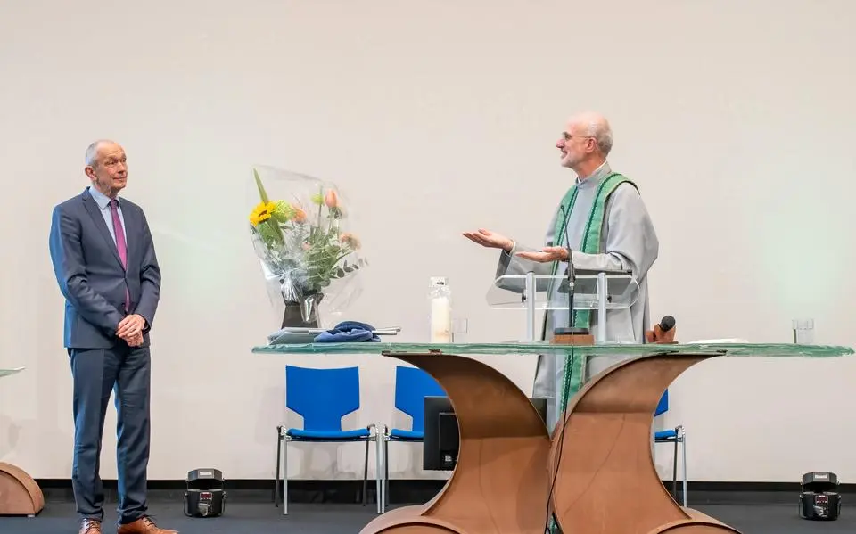 links20geert20van20lonkhuyzen20van20de20protestantse20gemeente20heerenveen20en20gerben20hoogterp20tijdens20zijn20afscheidsdienst20in20trinitas20foto20ep20van20hijum20201