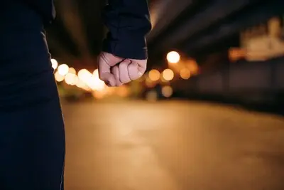 midsection of man with clenched fist man straat vuist licht mishandeling vechten donker stock