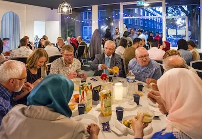 moslims ontvasten tijdens een iftar voor de buurt in centrum de middenweg