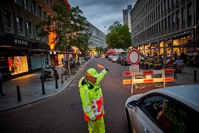 nederland rotterdam 27 06 2020 een gedeelte van de meent was zaterdagavond en nacht afgesloten voor autos foto jan de groen