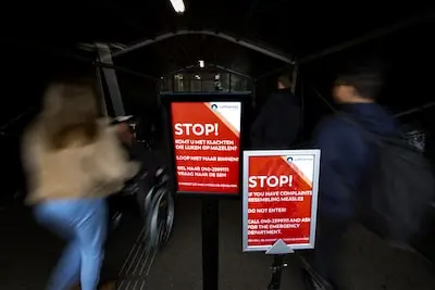 nlbeeld 30211 eindhoven mazelen borden waarschuwen bezoekers bij de ingang van het catharinaziekenhuis om bij klachten niet naar binnen te gaan maar eerst contact op te nemen