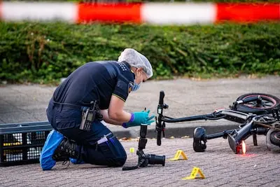 onderzoek waarbij man zwaargewond raakte op de sluiskreek in rotterdam