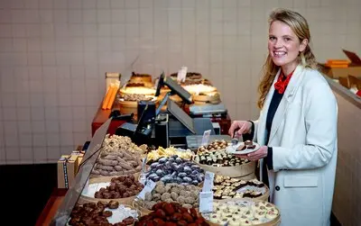 portret van amy klein van de bonte koe in de winkel in schiedam foto voor de ondernemer foto bart hoogveld