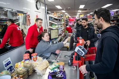 serie afgekocht adr ed20250226 0923 eindhoven drukte in de winkel eigenaar mustafa ozgan in het rood achter de kassa