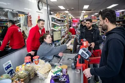 serie afgekocht adr ed20250226 0923 eindhoven drukte in de winkel eigenaar mustafa ozgan in het rood achter de kassa