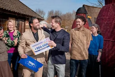 ward rennen directeur van museumpark vonk neemt de cheque in ontvangst van de vriendenloterij