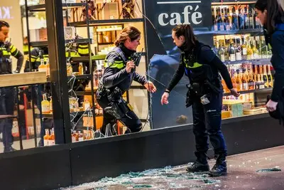 wat meteen opvalt is dat de dieven aan de buitenkant van de bijenkorf in eindhoven een ruit hebben ingegooid