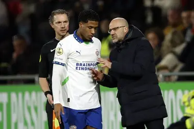 2025 03 01 18 54 29 deventer l r ryan flamingo of psv eindhoven psv eindhoven coach peter bosz tijdens de nederlandse eredivisie wedstrijd tussen go ahead eagles en psv in de adelaarshorst op 1 maart 2025 in deventer nederland anp bart stoutjesdijk