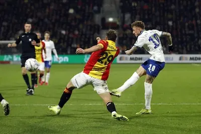 2025 03 01 19 18 08 deventer noa lang of psv eindhoven scoort de 1 2 tijdens de nederlandse eredivisie wedstrijd tussen go ahead eagles en psv in de adelaarshorst op 1 maart 2025 in deventer nederland anp bart stoutjesdijk